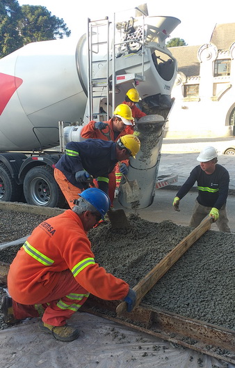 Construcción de explanada de hormigón permeable de Facultad de Ingeniería Udelar en feria de la construcción 2022