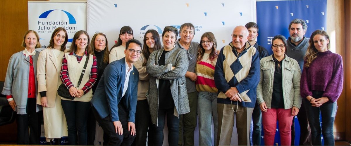 Ganadores, familiares y autoridades durante el acto de presentación de ganadores de las becas Osana Abrahamian (donación Markarian) para estudiar matemática