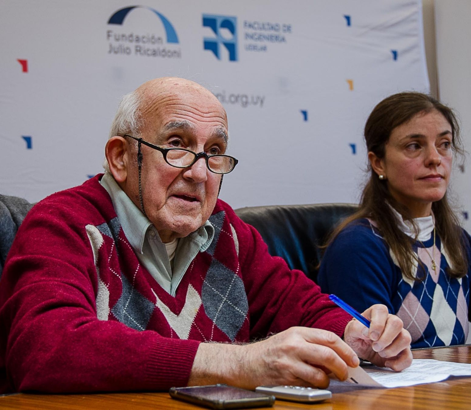 Roberto markarian y la becada Dahyana Molina en el acto de entrega de becas 2026